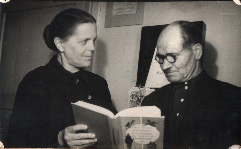 Тарасова М.Е. с читателем. 60-е
