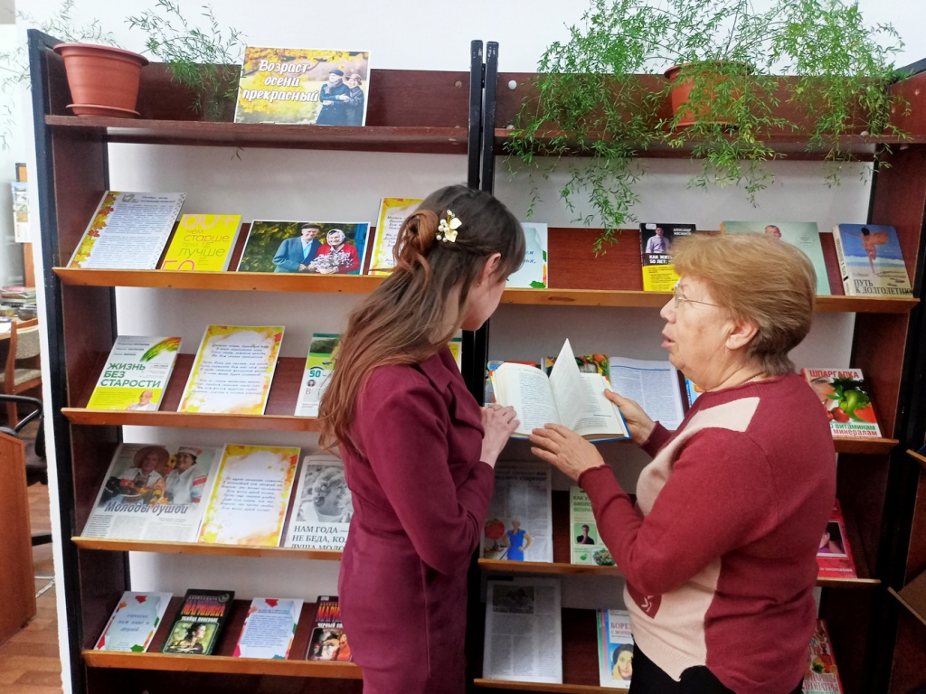 На выставке «Книги молодости нашей»