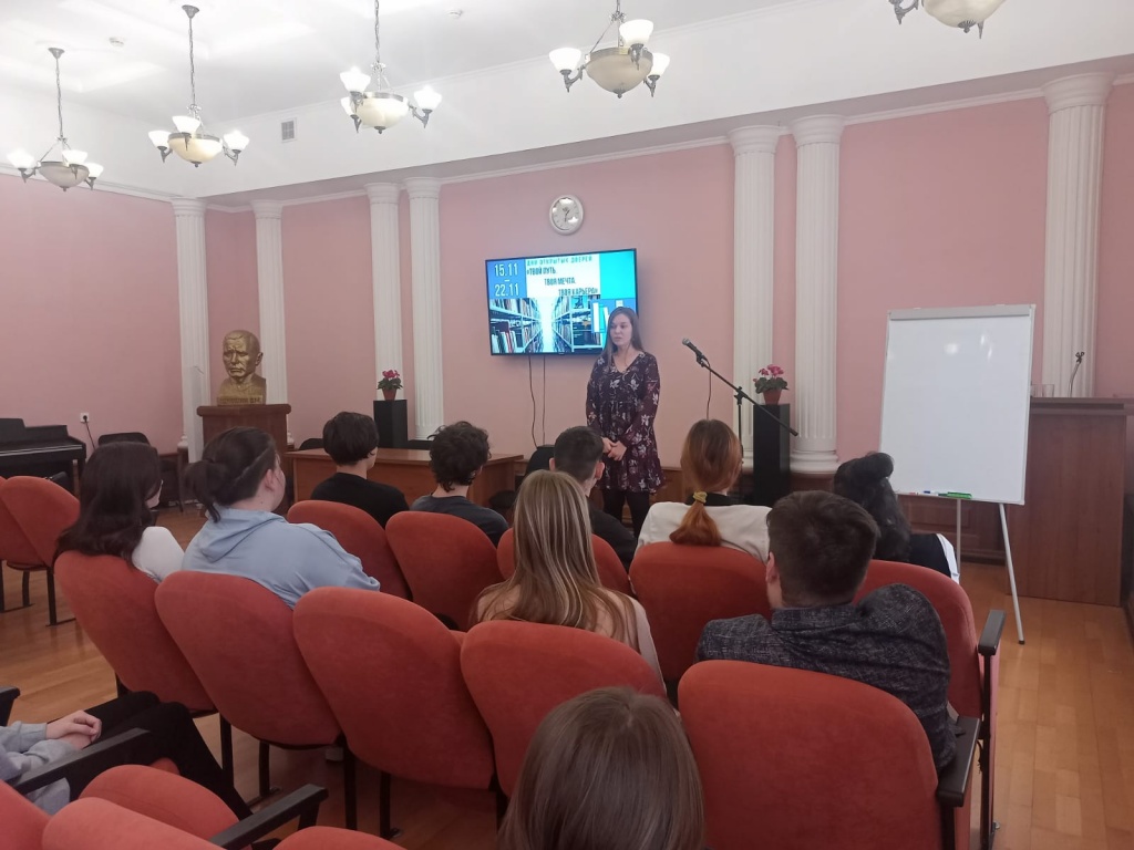 Инспектор по кадрам Бийского олеумного завода Мут Виктория Владимировна