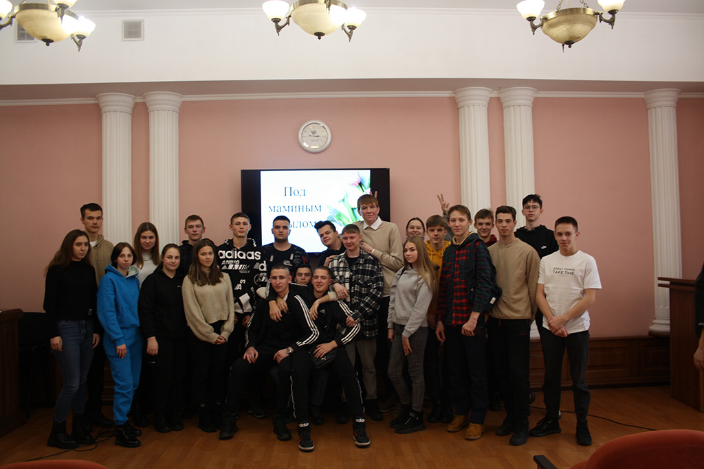 Под маминым крылом
