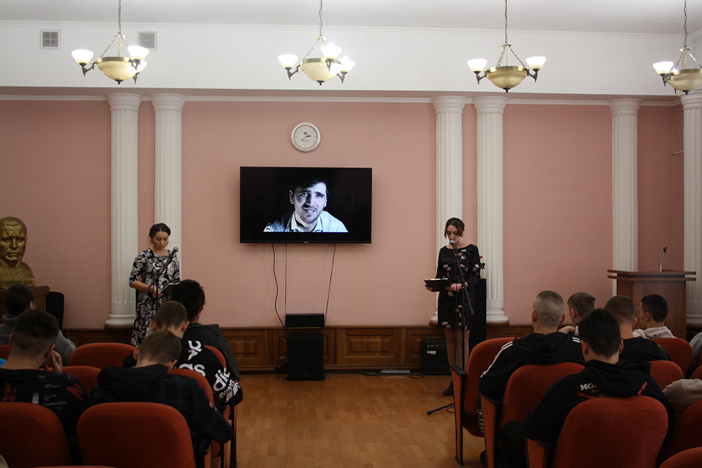 Под маминым крылом