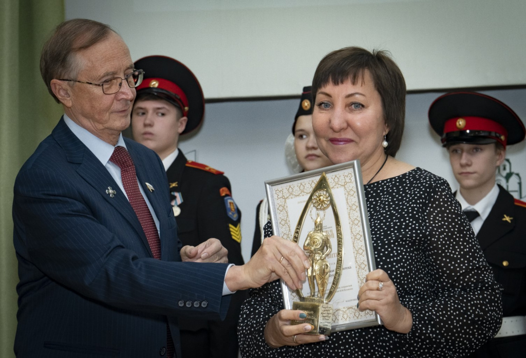 Статуэтка была вручена директору Казанцевой Наталье Владимировне