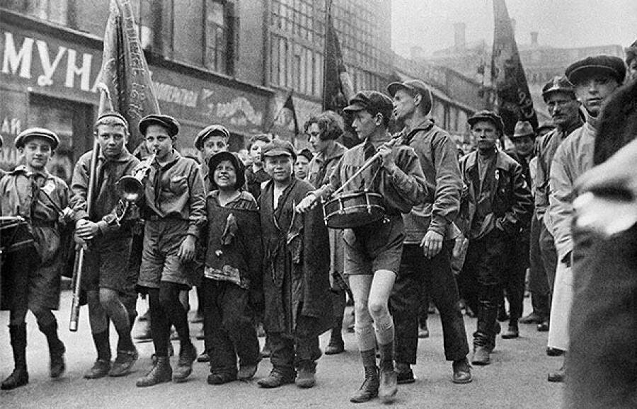 рис.10_Беспризорники и пионеры на первомайской демонстрации. 1927. Борис Игнатович..jpg