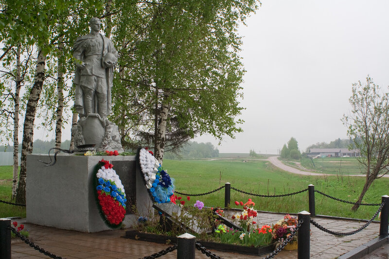 Памятник воинам 71-й отдельной морской стрелковой бригады у д. Парамоново Московской области.