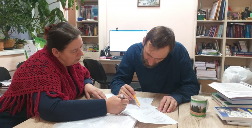 руководитель проекта «Единое слово» Анна Александровна Самойлова и редактор-составитель Иван Юрьевич Образцов выбирают стихотворения для сборника.