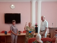 Писатель у микрофона