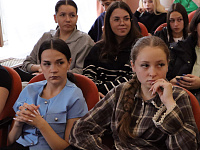 «Вернуться б снова к тополям…»