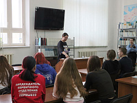 Были заперты в Краеведческом зале…