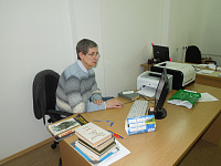 Мужчины в библиотеке.