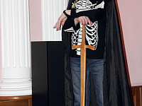 Мужчины в библиотеке.