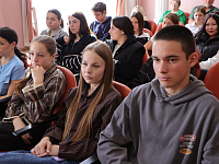 «Вернуться б снова к тополям…»
