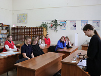 Были заперты в Краеведческом зале…