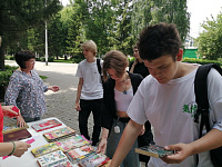 «Читай, Бийск!» снова на бульваре.
