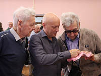 «Вернуться б снова к тополям…»