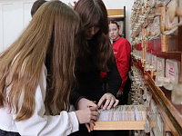 Были заперты в Краеведческом зале…