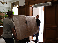 Мужчины в библиотеке.