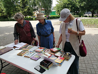 «Читай, Бийск!» снова на бульваре.