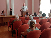 Писатель у микрофона