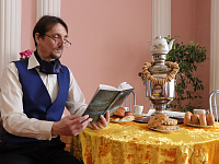 Мужчины в библиотеке.